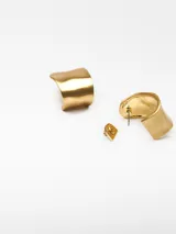Par de aros metálicos plateados con diseño irregular y cierre de broche.