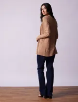 Cardigan azul en tejido acanalado con mangas largas.