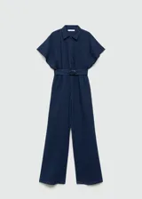 Mono largo azul denim con cuello camisero, manga corta, cinturón con hebilla circular y cierre frontal abotonado.