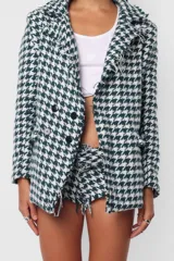 Blazer verde con estampado pata de gallo, de corte oversize, con solapas y hombreras.