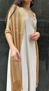 Chal dorado de lurex con flecos.