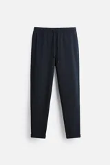 Pantalón de jogging azul marino, con cintura elástica ajustable con cordón, bolsillos laterales y traseros de vivo, y bajos con vuelta.