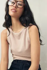 Musculosa blanca de viscosa con escote redondo y sisas amplias.