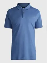 Chomba de piqué azul con cuello clásico, tapeta de dos botones y mangas cortas. Logo de Calvin Klein bordado en el pecho.