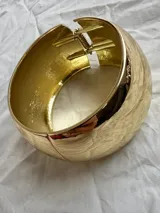 Brazalete ancho plateado de aleación.