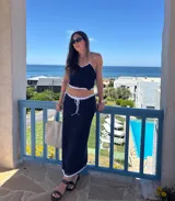 Pollera larga de crochet color azul con detalles en blanco.