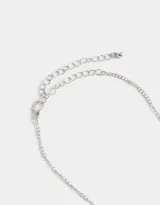Collar corto de perlas blancas con dijes de rosas rojas.