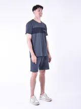 Bermuda de hombre color gris oscuro con textura de líneas horizontales.