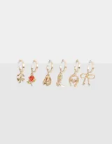 Set de seis aros tipo argolla dorados con dijes colgantes esmaltados y metálicos con forma de trébol, rosa, sombrero de cowboy, bota texana, herradura con corazón y moño.