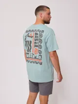 Remera de hombre color crudo con estampado en el frente y la espalda.