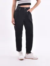 Pantalón de jean negro, corte mom fit, tiro alto y corte a la altura del tobillo.