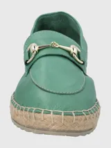 Alpargatas verdes de cuero con adorno metálico dorado y suela de yute.