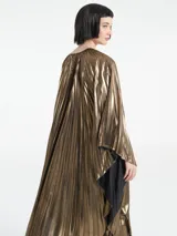 Vestido azul eléctrico con textura plisada, corte amplio tipo capa, cuello redondo y mangas largas.