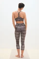 Calza capri deportiva con estampado animal print de leopardo.
