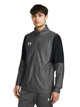 Campera deportiva Under Armour Challenger para hombre, color gris con mangas negras, cierre frontal completo, cuello alto y logo de la marca en el pecho.