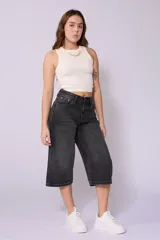 Bermuda de jean color gris oscuro, corte ancho a la rodilla.