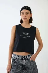 Musculosa cropped negra con cuello redondo y estampado frontal con texto en color blanco.