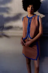 Chaleco de punto calado color marrón con detalles en lurex azul y cuello redondo con lazos.