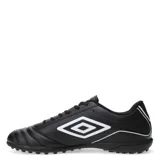 Championes de fútbol Umbro Classico III TF, color blanco con detalles en negro.