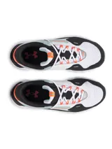 Championes Under Armour Summit Trek para hombre, color blanco con detalles en negro, celeste y naranja. Diseño con materiales duraderos y suela con tecnología HOVR para amortiguación y retorno de energía.