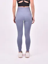 Calza larga de lycra color rosa viejo, con cintura alta y corte ajustado.