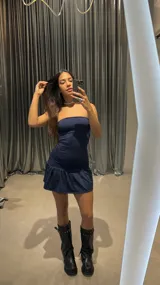Vestido corto strapless color azul marino, ajustado al cuerpo.