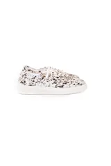 Championes bajos con capellada de cuero natural con estampado animal print.
