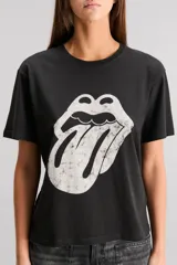 Remera negra de jersey de algodón, con cuello redondo y manga corta. Presenta una estampa frontal del logo de los Rolling Stones en blanco y gris, y un estampado en la espalda.