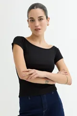 Remera negra de algodón con elastano, corte ajustado, mangas cortas y escote off-shoulder.