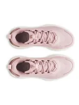 Championes Under Armour Project Rock 8 para mujer, color rosa pálido con detalles en blanco hueso. Presentan el logo de Project Rock en el talón y la lengüeta.