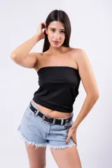 Top negro ajustado con escote drapeado tipo cowl neck y cuello halter. La tela presenta pequeños apliques brillantes distribuidos por toda la superficie.