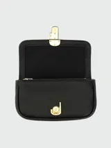 Bolso bandolera Marc Jacobs The Mini, color crema, con correa ancha de tela con logo de la marca y cadena dorada decorativa.
