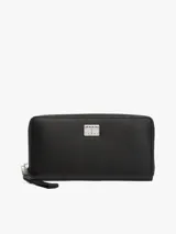 Billetera Tommy Jeans negra con cierre de cremallera y logo plateado en el frente. Incluye múltiples ranuras interiores para tarjetas, tres compartimentos principales, dos compartimentos interiores para billetes y un bolsillo interior con cremallera.