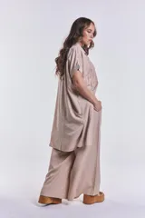 Camisola beige de mangas cortas y corte holgado.