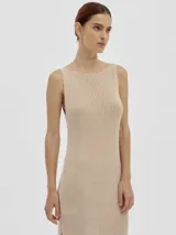 Vestido largo tejido en jersey color beige, con escote bote y corte con abertura en los laterales.