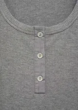Vestido corto gris de tejido de punto de canalé, manga corta, cuello redondo y cierre parcial con botones.