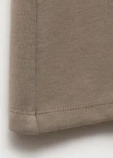 Pantalón acampanado color gris topo, de tejido de punto con cintura elástica y tiro medio.