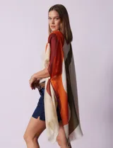 Kimono Barrington de modal con estampado abstracto en tonos naranja, verde y blanco.
