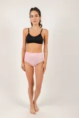 Bombacha bikini tiro alto de microfibra sin costuras, color blanco, con forro de algodón.