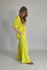 Pantalón palazzo color lima de lino, con cintura elastizada.
