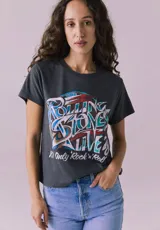 Remera gris con estampa frontal de la banda The Rolling Stones y la frase "It's Only Rock 'n' Roll".