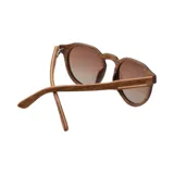 Lentes de sol Indie modelo Ozzy con marco de madera color nogal y lentes marrones degradé.