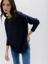 Sweater azul marino de punto con textura horizontal, cuello redondo y mangas largas.