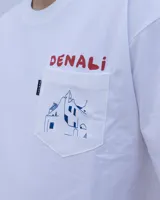 Remera blanca de algodón con cuello redondo y bolsillo en el pecho con estampado de montaña.