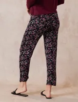 Conjunto de pijama marca René Rofé, compuesto por pantalón largo y remera de mangas largas. La remera es de escote redondo y tiene un bolsillo en el pecho. El pantalón tiene cintura elastizada y lazo de ajuste.