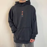 Canguro negro con capucha y corte oversize. Estampado en la espalda con el logo de la marca Underwave Brand, un cangrejo y la frase "Surf N' Destroy Praise The Sea To It's Edge".