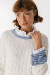Sweater color camel con tejido de trenzas y terminaciones en color beige.
