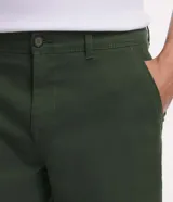 Bermuda masculina de corte slim, confeccionada en sarga lisa color blanco. Cuenta con bolsillos laterales, cierre con botón y cremallera, y trabillas para cinturón.