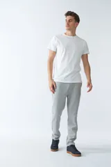 Pantalón deportivo color azul marino con fit regular, detalle de logo en goma, cintura elástica con cordón y tres bolsillos.