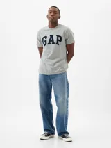 Remera verde militar de manga corta con logo GAP estampado en el pecho.